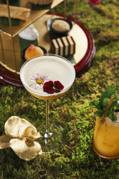 Presented in an elegant birdcage, ‘Tea Time Whispers’ draws inspiration from the Qing Dynasty custom of songbird keepers who brought their birds to teahouses – places where time slowed, tea was savoured, and stories were shared to the gentle soundtrack of birdsong. Hutong’s modern interpretation transforms this tradition into a sensory journey of delicate flavours and quiet indulgence, where whispers linger like echoes of the past.
